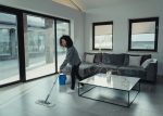 Aide ménagère à domicile nettoyant un salon