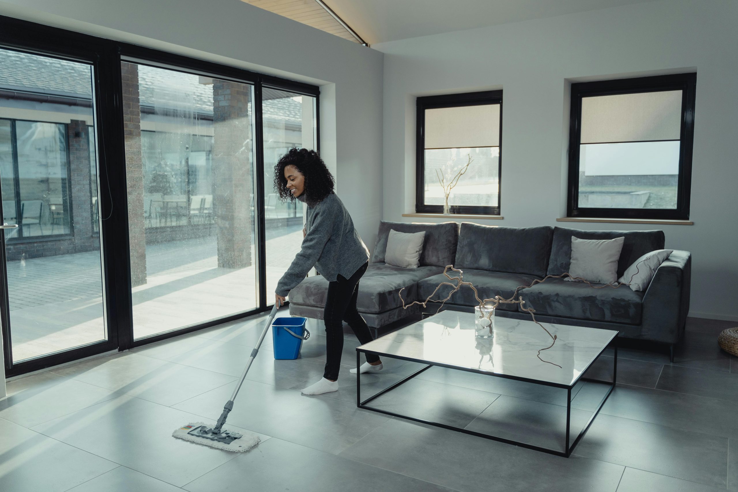 Aide ménagère à domicile nettoyant un salon