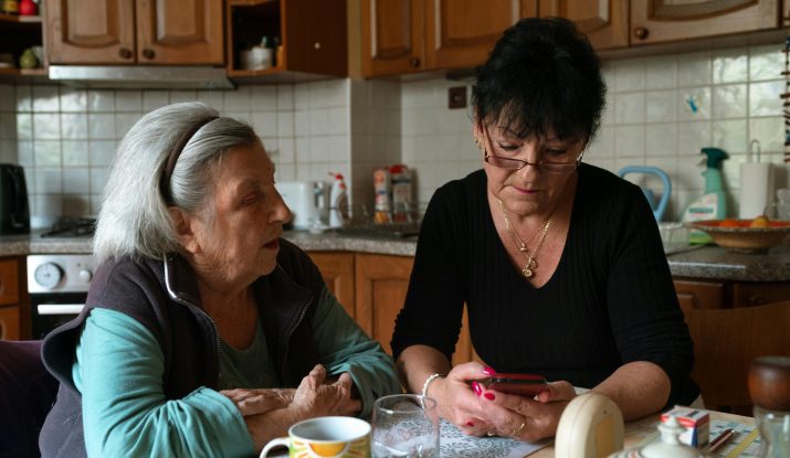 Aide à domicile accompagnant une personne âgée chez elle