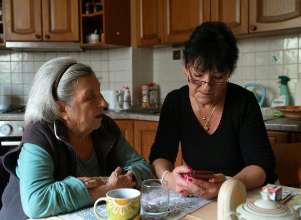 Soins aux personnes âgées à domicile Aide à domicile accompagnant une personne âgée chez elle