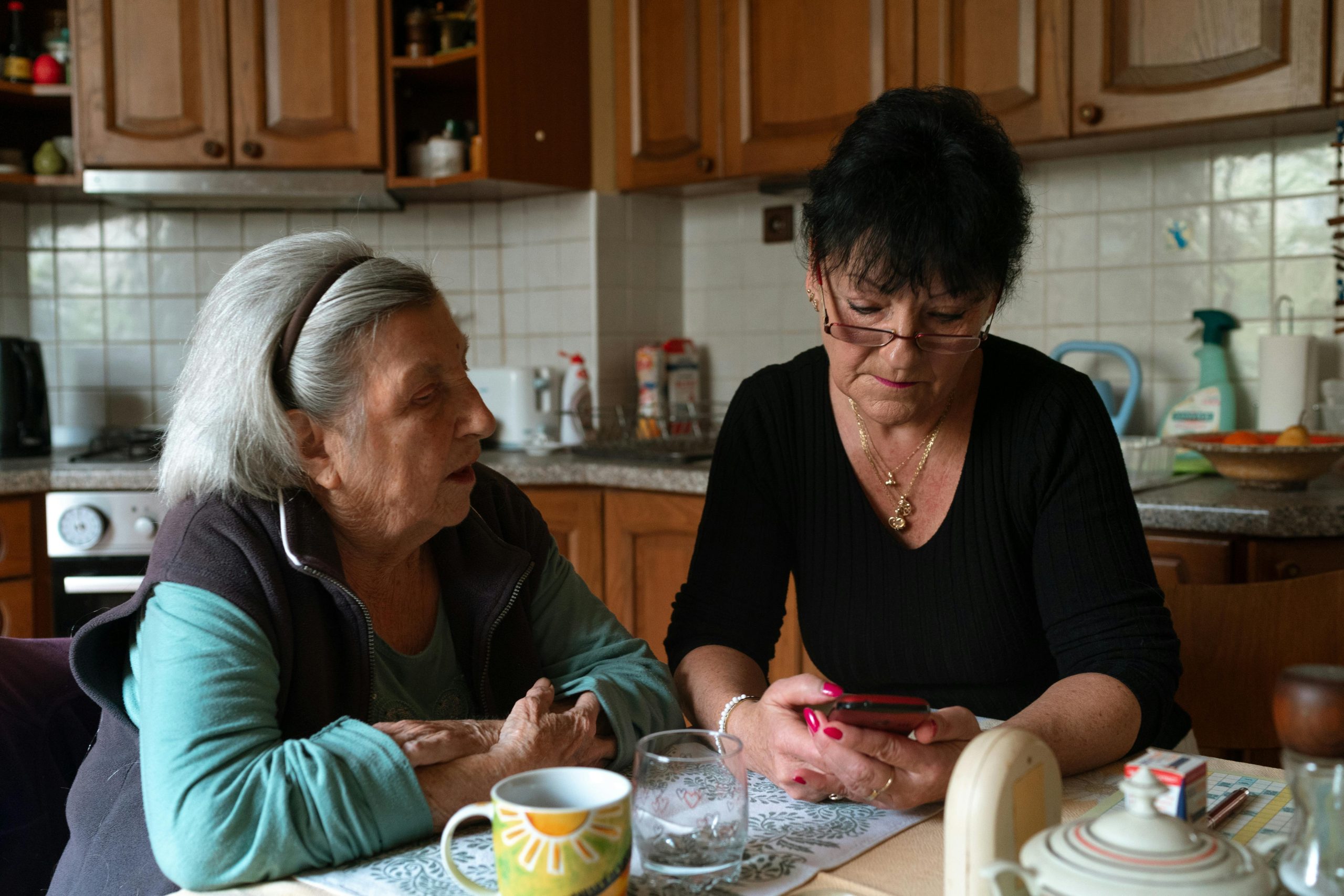 Aide à domicile accompagnant une personne âgée chez elle